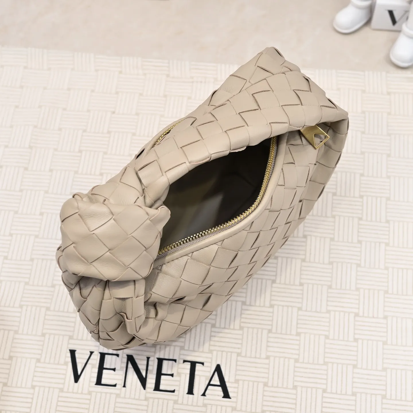 Batch 1120 BV Bottega Veneta's new early spring women's MINI JODIE handbag BV bag 🔥The new method is based on the original rounded corners, knotted with classic woven leather round hobo bag, The most iconic triangular pull-out design, using sheepskin draped soft shape, is super suitable for concave shapes~ Jodie feels really gentle to people, and is definitely the best item for daily matching. It has the same weave, new elements and twists, is compact and versatile, and is the new favorite of street style Internet celebrities! Size: 23x28x8 Model: 6699-1